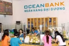 Khách hàng đang giao dịch tại OceanBank. (Nguồn: Internet)