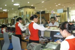 Khách hàng đang giao dịch tại Sacombank. (Nguồn: Internet).