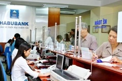 Khách hàng đang giao dịch tại Habubank. (Nguồn: Internet).