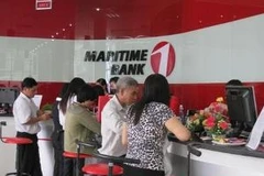 Khách hàng đang giao dịch tại Maritime Bank. (Nguồn: Internet).