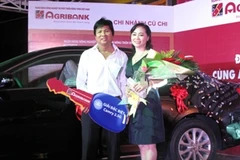 Ông Nguyễn Văn Lành, khách hàng may mắn lên nhận giải. (Nguồn: Agribank).