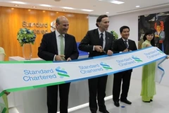 Lãnh đạo Ngân hàng Standard Chartered cắt băng khai trương văn phòng. (Nguồn: Standard Chartered)
