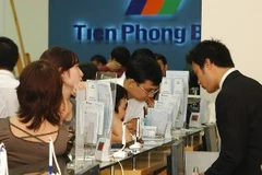 Khách hàng đang giao dịch tại TiênPhongBank. (Nguồn: Internet).