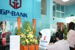 Khách hàng đang giao dịch tại GP.Bank. (Nguồn: Internet).