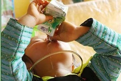 Học sinh trường mầm non Vân Hồ, điểm trường Chiềng Ri 2 đang uống sữa Mộc Châu. (Nguồn: Công ty sữa Mộc Châu).