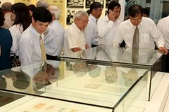 Các lãnh đạo ngành ngân hàng tham quan Phòng truyền thống. (Ảnh: Trần Việt/TTXVN).