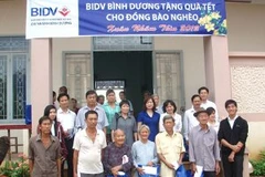 BIDV tặng quà cho đồng bào nghèo tại Bình Dương. (Nguồn: Báo Bình Dương).