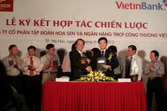 Lãnh đạo hai bên ký kết. (Ảnh: T.H/Vietnam+).