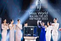 Ban tổ chức công bố vương miện dành cho tân hoa hậu. (Ảnh: CTV/Vietnam+)