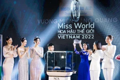 Ban tổ chức công bố vương miện dành cho tân hoa hậu. (Ảnh: CTV/Vietnam+)
