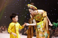 [Photo] Hoa hậu Khánh Vân trở lại sàn diễn thời trang cùng mẫu nhí