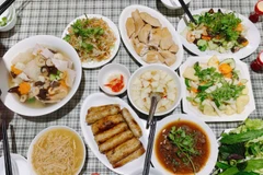 Một mâm cỗ đơn giản nhất của người làng Bát Tràng. (Ảnh: Mai Mai/Vietnam+)