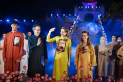 Đại sứ nhiều quốc gia cùng trình diễn áo dài truyền thống Việt Nam