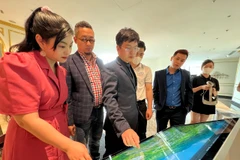 Du khách khám phá điểm đến bằng du lịch thực tế ảo. (Ảnh: Mai Mai/Vietnam+)