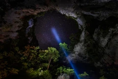 Trời đêm từ bãi trại hố sụt Kong, Phong Nha-Kẻ Bàng. (Ảnh: Jungle Boss Tour)