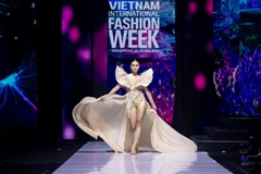 ‘Mother Land’: Nữ quyền lên ngôi trong những thiết kế ấn tượng