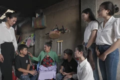 Các thí sinh Miss World Vietnam 2022 tiếp xúc với các em nhỏ đoàn lân Long Nhi Đường và tìm hiểu hoàn cảnh gia đình. (Ảnh: CTV/Vietnam+)