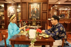 Du khách được trải nghiệm bữa ăn hoàng gia trên du thuyền. (Ảnh: Mai Mai/Vietnam+)