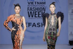 Hai thiết kế trong bộ sưu tập "Bướm hoang" của NTK Hoàng Hải. (Ảnh: CTV/Vietnam+)