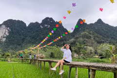 Du khách trải nghiệm cảnh đẹp thôn Lang Chua, thị trấn Lang Căn, huyện Lâm Bình. (Ảnh: Mai Mai/Vietnam+)