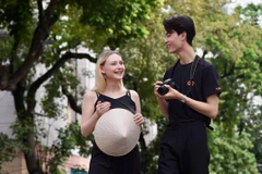 Một buddy ở Hà Nội dẫn du khách Australia trải nghiệm và khám phá thủ đô. (Ảnh: CTV/Vietnam+)