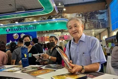 Du khách tìm hiểu thông tin tại Hội chợ VITM 2020. (Ảnh: Mai Mai/Vietnam+)