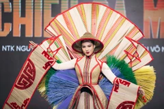 Trang phục dân tộc “Chiếu Cà Mau” của Nguyễn Quốc Việt. (Ảnh: CTV/Vietnam+)