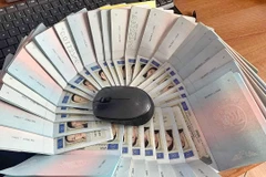 Hộ chiếu châu Âu cho một đoàn khách khởi hành ở Hà Nội tháng 7/2022. (Ảnh: CTV/Vietnam+)