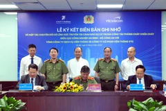 Lãnh đạo các đơn vị ký biên bản ghi nhớ hợp tác. (Ảnh: VNPT)