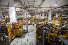 Những ngày giáp Tết Nguyên đán Giáp Thìn 2024, lượng hàng hóa tăng cao, đội ngũ nhân viên bưu tá của các doanh nghiệp bưu chính đều liên tục tăng ca, làm muộn để đảm bảo lưu thoát, sớm giao bưu gửi tới tay khách hàng. (Ảnh: Minh Sơn/Vietnam+)
