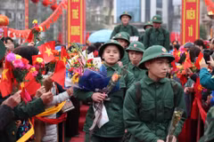Hòa chung không khí sôi nổi của cả nước, sáng 26/2, hàng ngàn thanh niên các địa phương trên địa bàn Hà Nội đã lên đường nhập ngũ. (Ảnh: Minh Sơn/Vietnam+)
