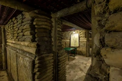 Hầm Đờ Cát (hay còn gọi là hầm De Castries) tên đầy đủ là Sở chỉ huy tập đoàn cứ điểm Điện Biên Phủ tọa lạc giữa vị trí trung tâm của căn cứ điểm Điện Biên Phủ, thuộc khu vực cánh đồng Mường Thanh, cách đồi A1 khoảng 1,5 km về phía Tây. (Ảnh: Minh Sơn/Vietnam+)