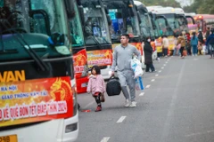 Rạng sáng 7/2 tại Khu công nghiệp Thăng Long (Đông Anh, Hà Nội), 25 chuyến xe ôtô miễn phí đã sẵn sàng đưa công nhân lao động về quê đón Tết Nguyên đán Giáp Thìn 2024. (Ảnh: Minh Sơn/Vietnam+) 