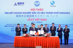 Bộ Thông tin Truyền thông Việt Nam và thành phố Fukuoka đã kí kết biên bản ghi nhớ về việc hỗ trợ doanh nghiệp khởi nghiệp. (Ảnh: Minh Sơn/Vietnam+)