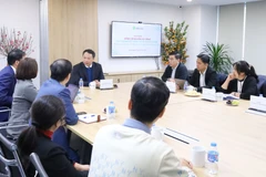 Thứ trưởng Nguyễn Huy Dũng tới thăm và làm việc với Cốc Cốc. (Ảnh: Cốc Cốc)