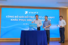 Ông Tô Dũng Thái - Chủ tịch Hội đồng thành viên VNPT và ban lãnh đạo VNPT đóng góp ủng hộ đồng bào vùng lũ. (Ảnh: Minh Sơn/Vietnam+)