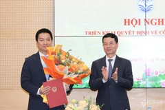 Bộ trưởng Nguyễn Mạnh Hùng trao quyết định và chúc mừng ông Hồ Đức Thắng. (Ảnh: Lê Anh Dũng/Bộ Thông tin và Truyền thông)