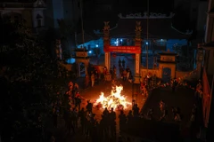 Hàng năm, cứ vào 11 tháng Giêng Âm lịch, các vị cao niên tại làng An Định (Yên Nghĩa, Hà Đông, Hà Nội) làm lễ chuẩn bị cho lễ hội "lấy đỏ" đầu Xuân năm mới. (Ảnh: Minh Sơn/Vietnam+) 