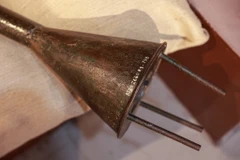 Bom ba càng và chiến sĩ quyết tử Thủ đô dùng chống xe tăng Pháp trong những ngày đầu Toàn quốc kháng chiến. Hiện vật hiện đang trưng bày tại phòng 11, giai đoạn kháng chiến chống Thực dân Pháp (1946-1954) trong khuôn viên Bảo tàng Lịch sử quân sự Việt Nam. (Ảnh: Minh Sơn/Vietnam+)