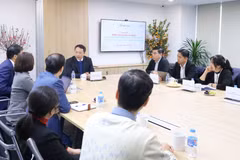 Thứ trưởng Nguyễn Huy Dũng tới thăm và làm việc với Cốc Cốc. (Ảnh: Cốc Cốc)