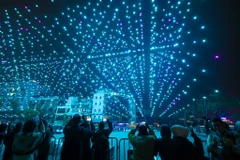 Chương trình sẽ chính thức diễn ra vào 23 giờ 30 ngày 9/2 (đêm giao thừa Tết Giáp Thìn) tại khu vực ngã ba Văn Cao, Hà Nội. Toàn bộ cung đường Nguyễn Đình Thi - Trích Sài là nơi khán giả thưởng thức màn trình diễn ánh sáng. Ngay sau đó, từ 0h - 0h15 ngày 10/2 (rạng sáng Mùng 1 Tết), quận Tây Hồ sẽ triển khai bắn pháo hoa tầm cao đón chào năm mới. (Ảnh: Minh Sơn/Vietnam+)