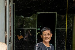 Cận cảnh vùng 'rốn lũ' Hà Nội: Đi thuyền đến từng nhà dân để cung cấp nước sạch