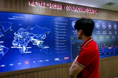 Tuỳ thuộc vào mức độ các sự cố tấn công mạng các chuyên gia của Trung tâm sẽ đến tận nơi để trực tiếp xử lý cho khách hàng. Những sự cố nghiêm trọng, đội ngũ của Trung tâm phải ăn ngủ nghỉ cả tháng trời với khách hàng để xử lý. (Ảnh: Minh Sơn/Vietnam+)