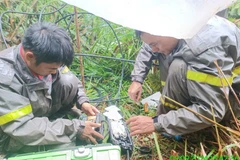 Áp lực khôi phục lại sóng điện thoại tại những địa điểm xảy ra sự cố rất lớn, buộc người lính Viettel phải chạy đua với thời gian, thời tiết. (Ảnh: Viettel)
