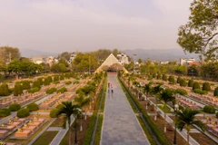 Những ngày này, tại nghĩa trang liệt sỹ A1 ở trung tâm thành phố Điện Biên, hàng dòng người thành kính dâng những vòng hoa, thắp những nén hương lên đài tưởng niệm, lên từng ngôi mộ liệt sỹ, bày tỏ sự tri ân đến những anh hùng liệt sỹ đã yên nghỉ trong lòng đất mẹ. (Ảnh: Minh Sơn/Vietnam+)