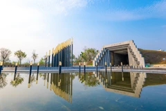 Tọa lạc trên đồi F, phường Mường Thanh, thành phố Điện Biên Phủ, công trình Đền thờ liệt sĩ tại Chiến trường Điện Biên Phủ được khởi công vào ngày 13/3/2021 - đúng ngày Kỷ niệm 67 năm Ngày mở màn Chiến dịch Điện Biên Phủ. Đây là một trong những công trình có thiết kế độc đáo của Kiến trúc sư Phạm Trung Hiếu - Giảng viên Trường Đại học Kiến trúc Hà Nội. (Ảnh: Minh Sơn/Vietnam+)