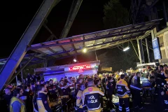 Nhân viên y tế và nhân viên chờ đợi bên ngoài mỏ than sau vụ nổ ở Amasra, phía Bắc tỉnh Bartin (Thổ Nhĩ Kỳ), ngày 14/11/2022. (Nguồn: reuters.com)