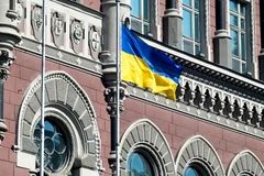 Bên ngoài Ngân hàng trung ương Ukraine ở Kyev. (Nguồn: CNBC)