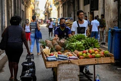 Trên một tuyến phố ở thủ đô La Habana (Cuba), ngày 4/5/2022. (Ảnh: AFP/TTXVN)