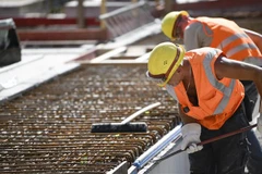 Công nhân làm việc tại công trường ở Stuttgart, miền Nam nước Đức. (Ảnh: AFP/TTXVN)